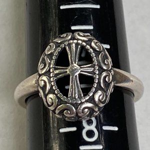 Lovely sterling silver cross in scalloped frame ring